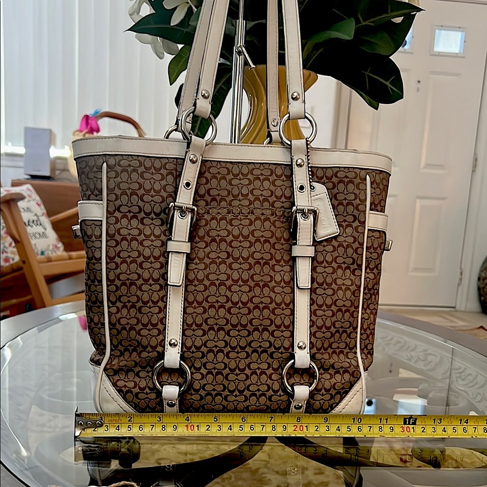 Coach mini kissing c and white leather tote with hang tag twist lock sides